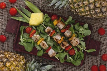 Espetinhos marinados com abacaxi