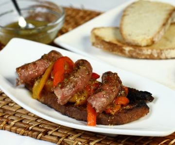 Torrada grelhada com linguiça e pimentões defumados