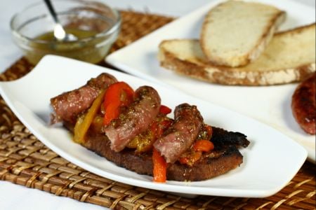 Torrada grelhada com linguiça e pimentões defumados