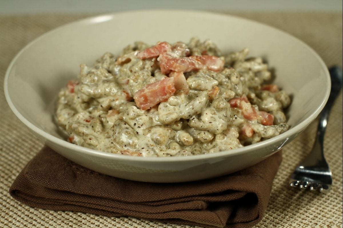 Spatzle de trigo sarraceno com creme de leite e bacon