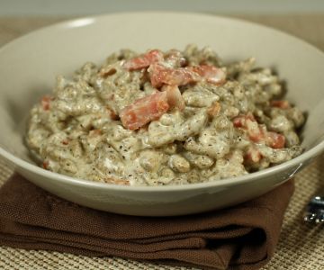 Spatzle de trigo sarraceno com creme de leite e bacon