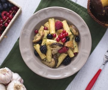 Rigatoni com cogumelos porcini e frutas vermelhas