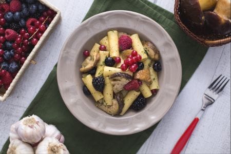 Rigatoni com cogumelos porcini e frutas vermelhas