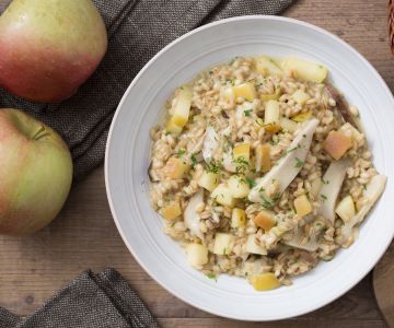 Orzotto com cogumelos e maçãs