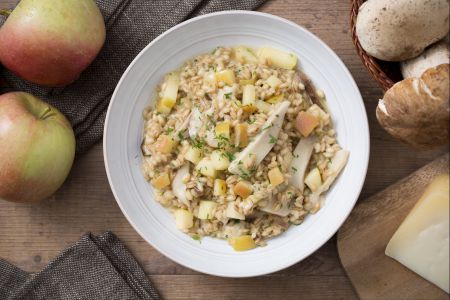 Orzotto com cogumelos e maçãs