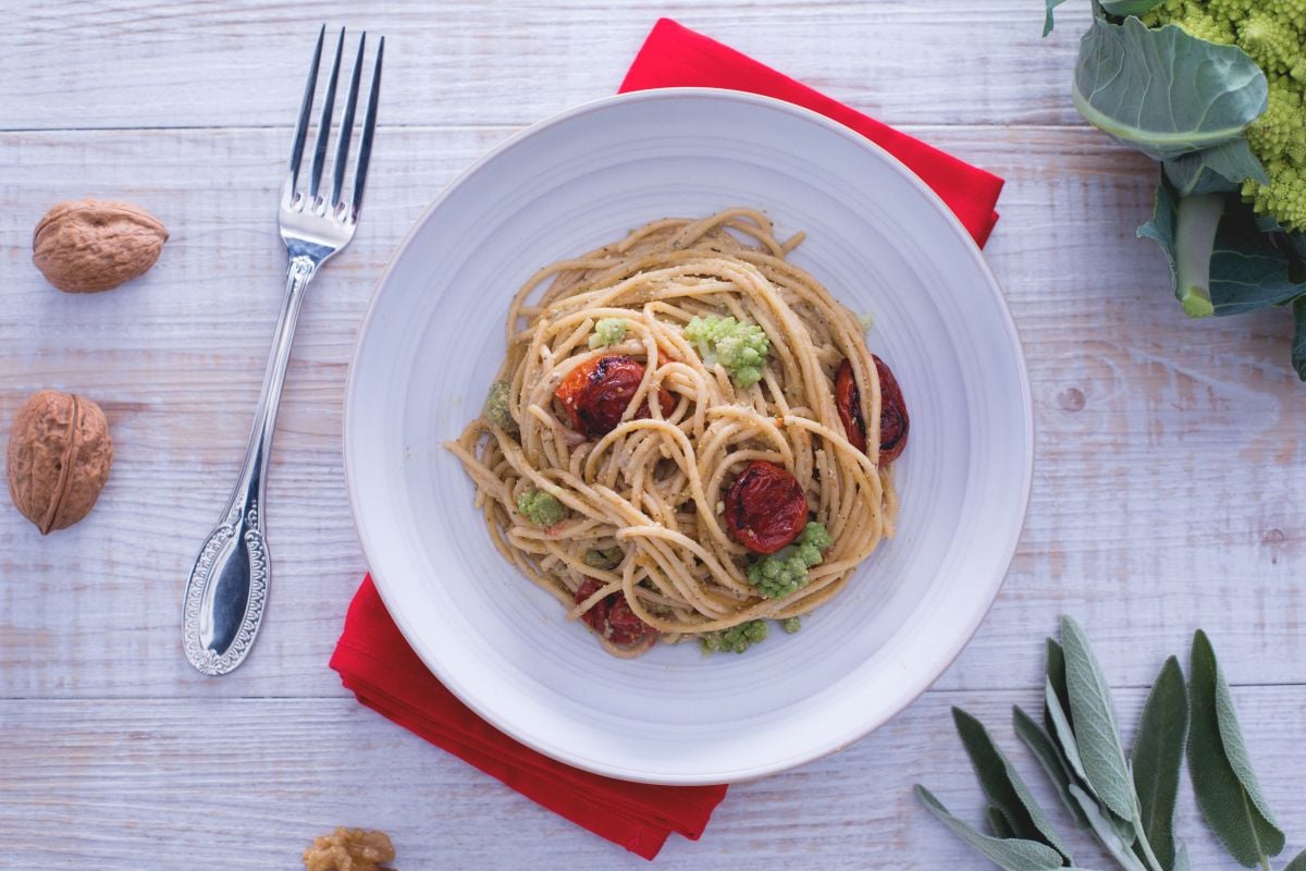 Spaghetti com pesto de sálvia e nozes