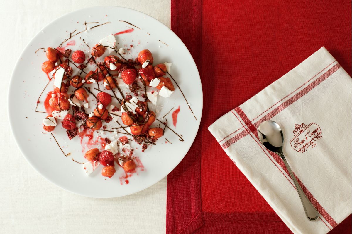 Struffoli com frutas vermelhas