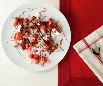Struffoli com frutas vermelhas