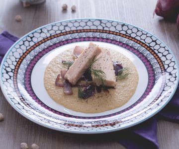 Filés de atum sobre creme de grão-de-bico e cebolas roxas