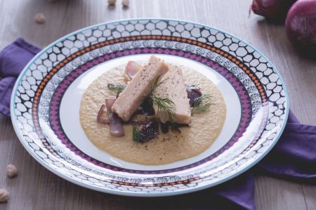Filés de atum sobre creme de grão-de-bico e cebolas roxas
