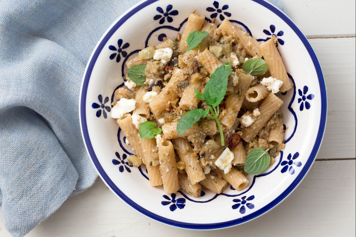 Macarrão frio com berinjela e feta