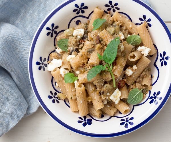 Macarrão frio com berinjela e feta