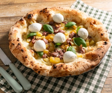 Pizza contemporânea calabresa e batatas