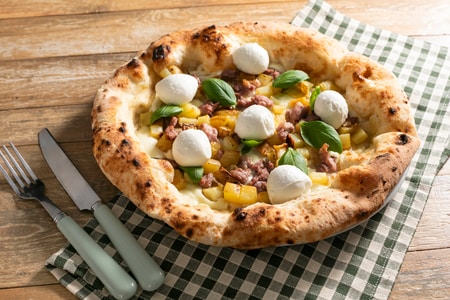 Pizza contemporânea calabresa e batatas