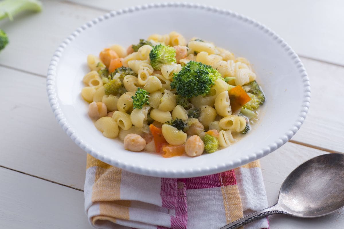 Sopa de macarrão com grão-de-bico e brócolis