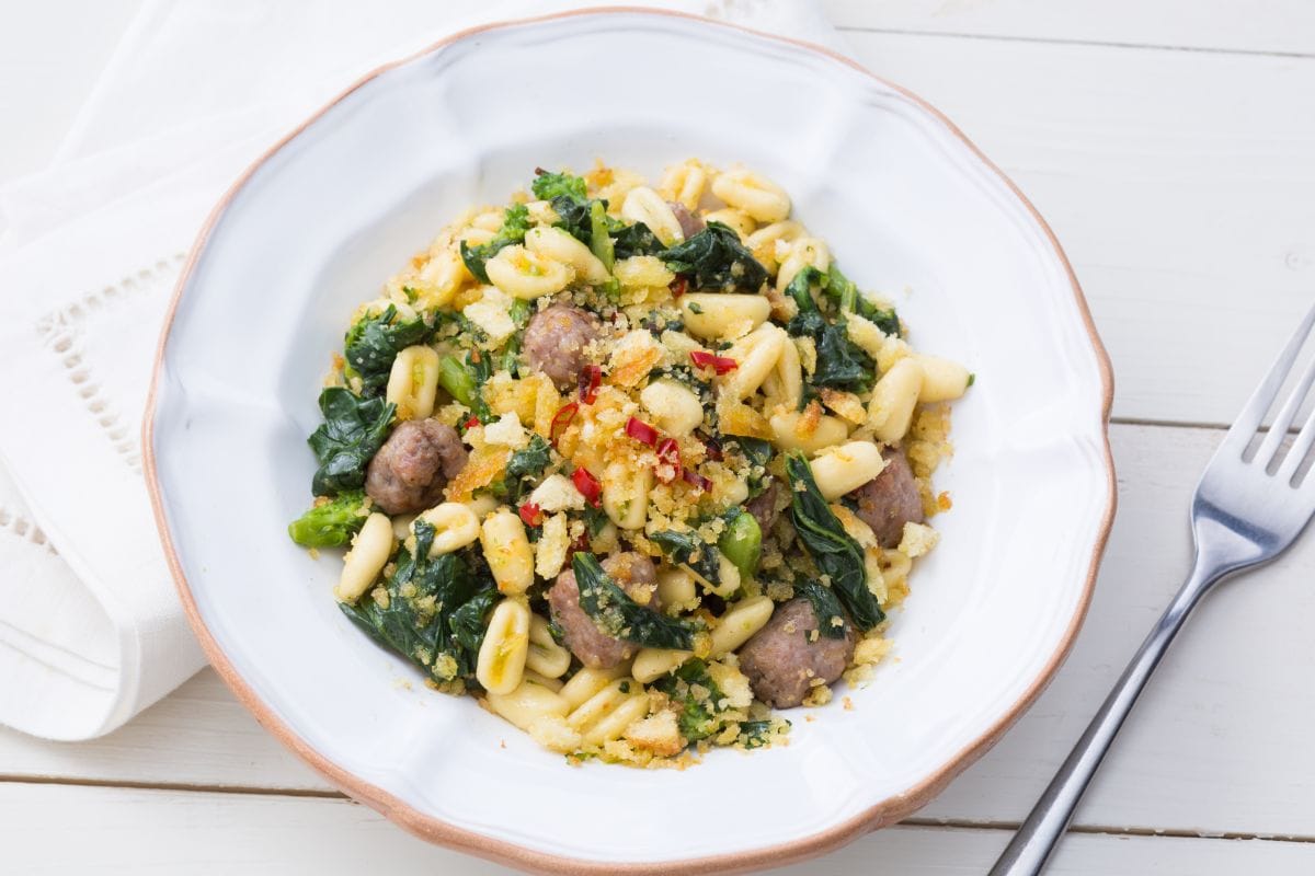 Cavatelli com linguiça e folhas de nabo