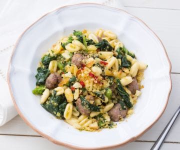 Cavatelli com linguiça e folhas de nabo
