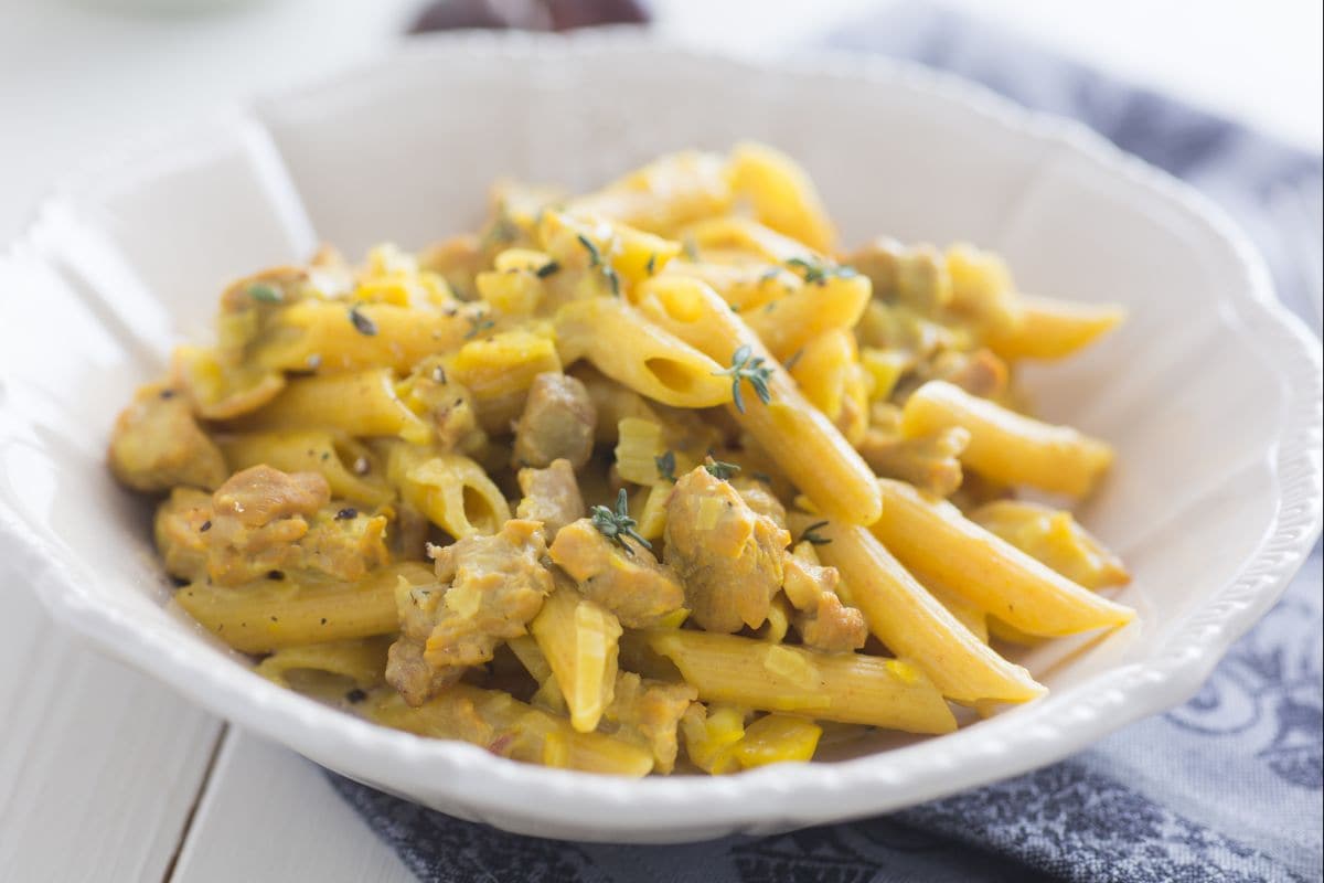 Pasta com ragu de cordeiro e castanhas