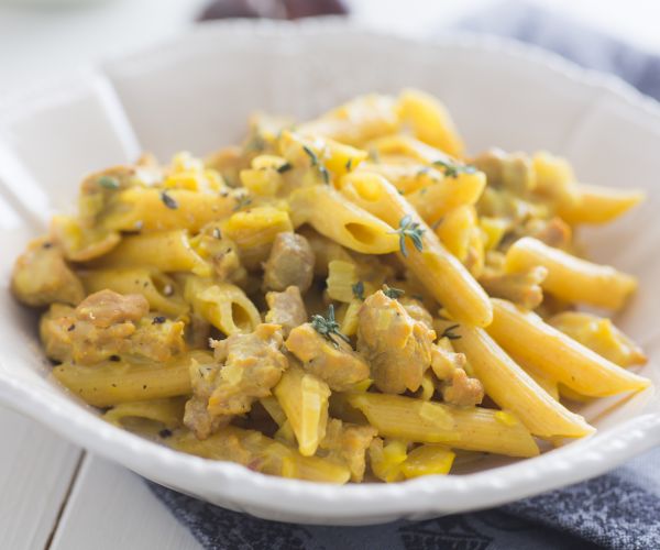 Pasta com ragu de cordeiro e castanhas