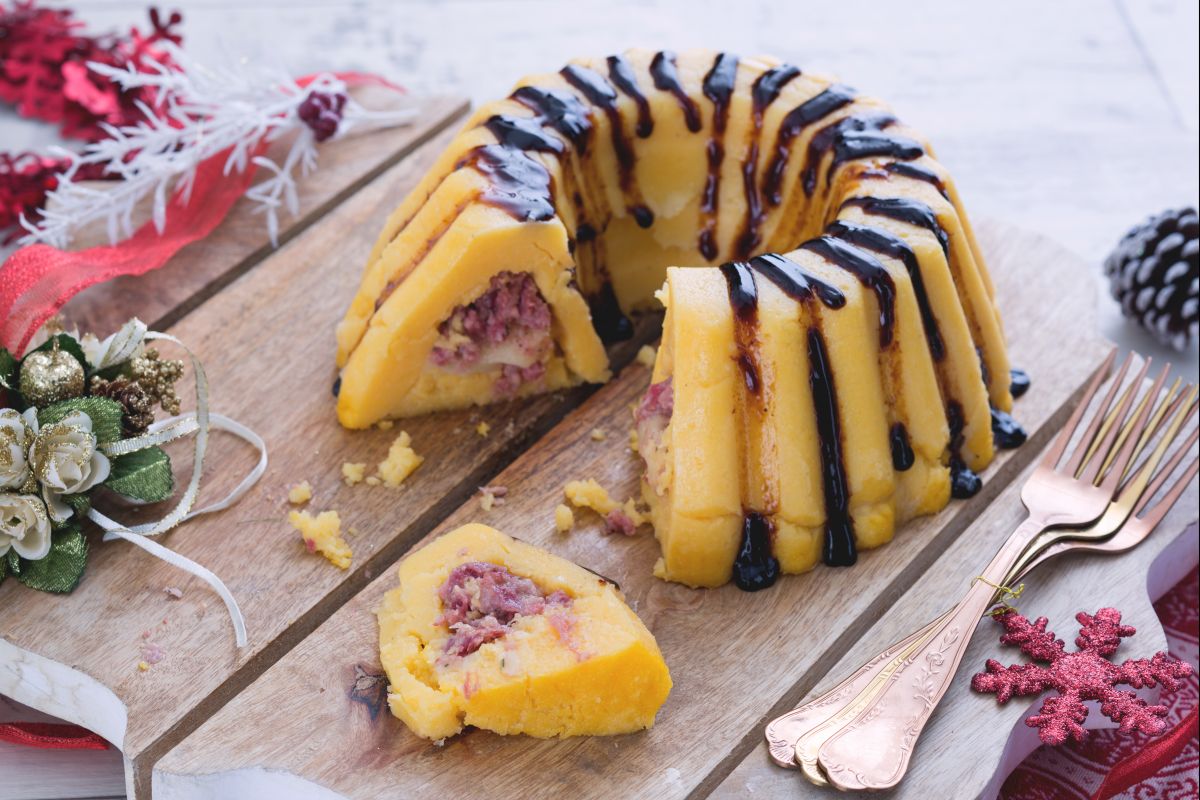 Timbal de polenta e cotechino