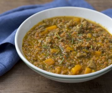 Grãos de farinha de leguminosas com linguiça e abóbora na cerveja