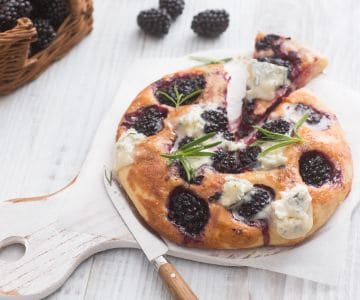 Pãezinhos achatados com amoras e gorgonzola