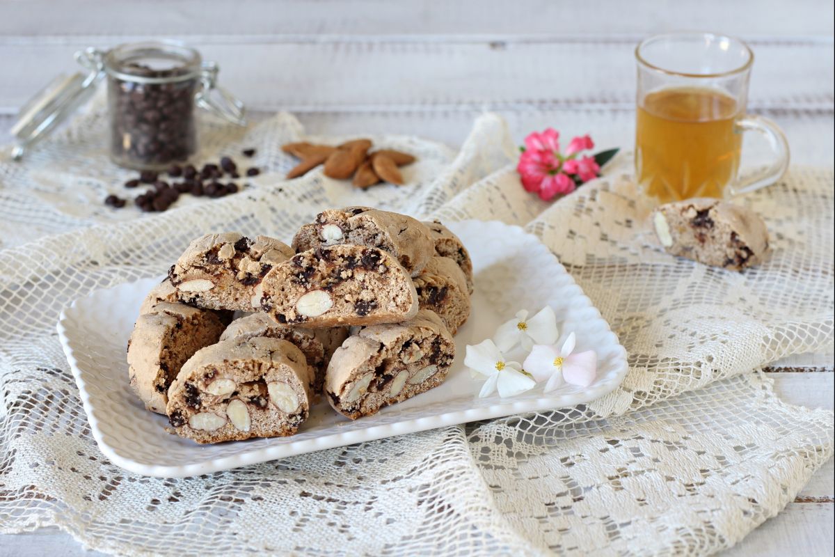 Cantucci com farinha de castanha com amêndoas e chocolate