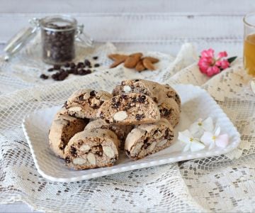 Cantucci com farinha de castanha com amêndoas e chocolate