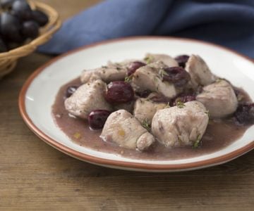Cubos de frango com uva