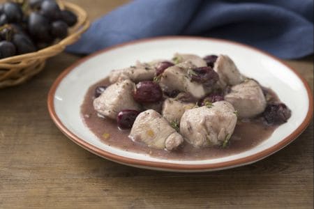 Cubos de frango com uva