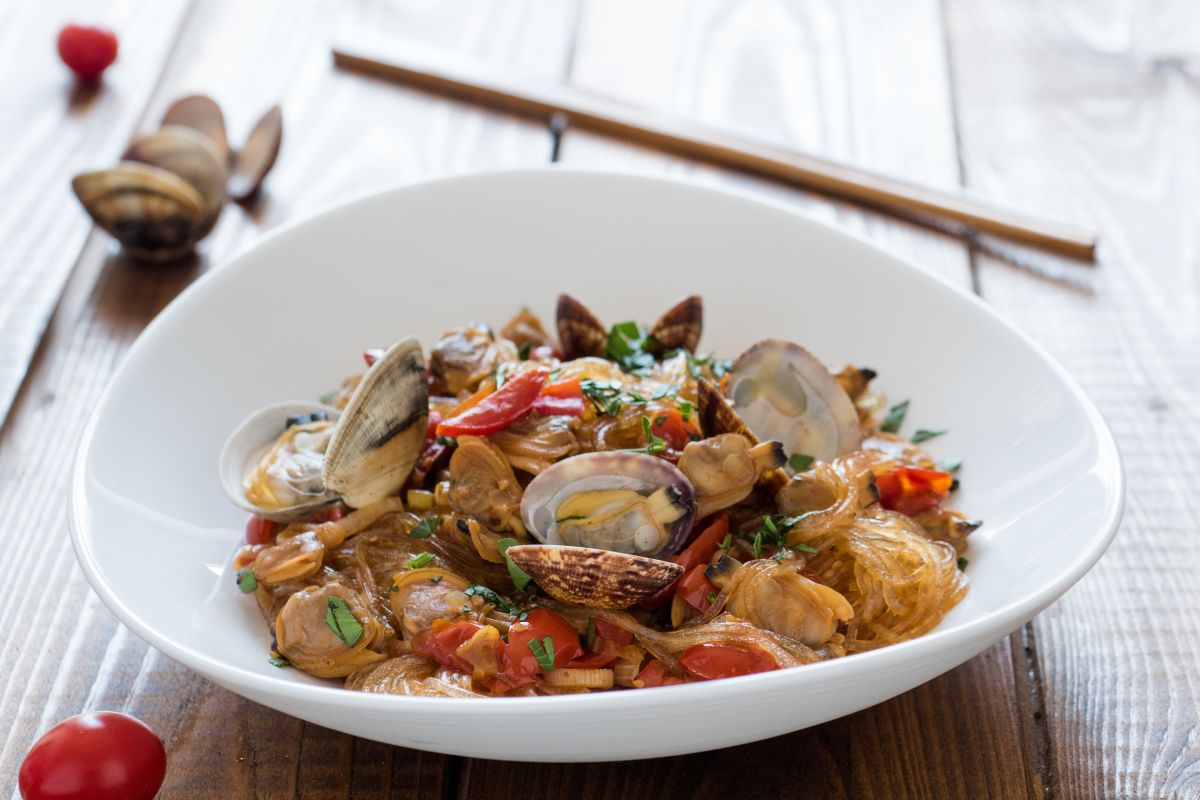 Espaguete de soja com mariscos e tomatinhos