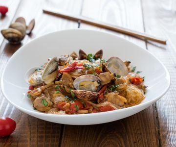 Espaguete de soja com mariscos e tomatinhos