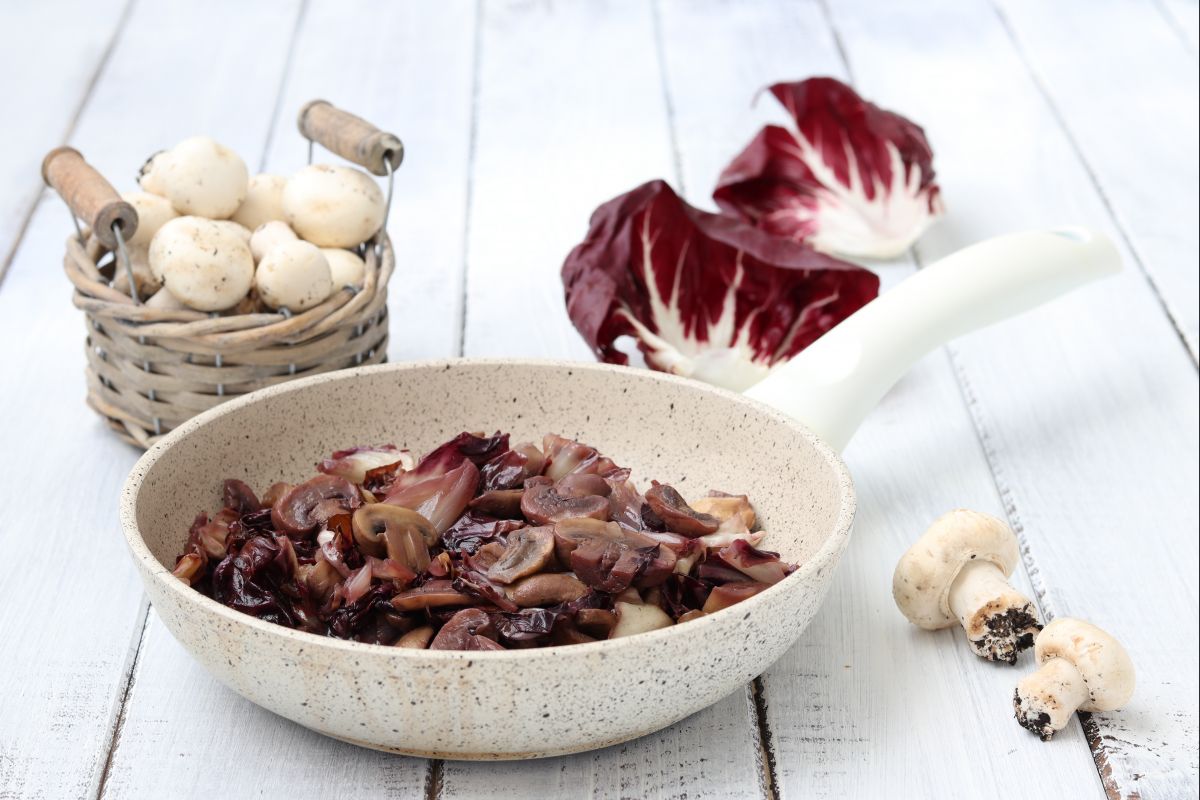 Cogumelos e radicchio na frigideira