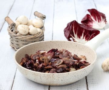 Cogumelos e radicchio na frigideira