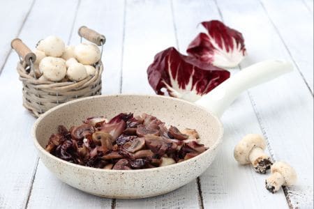 Cogumelos e radicchio na frigideira