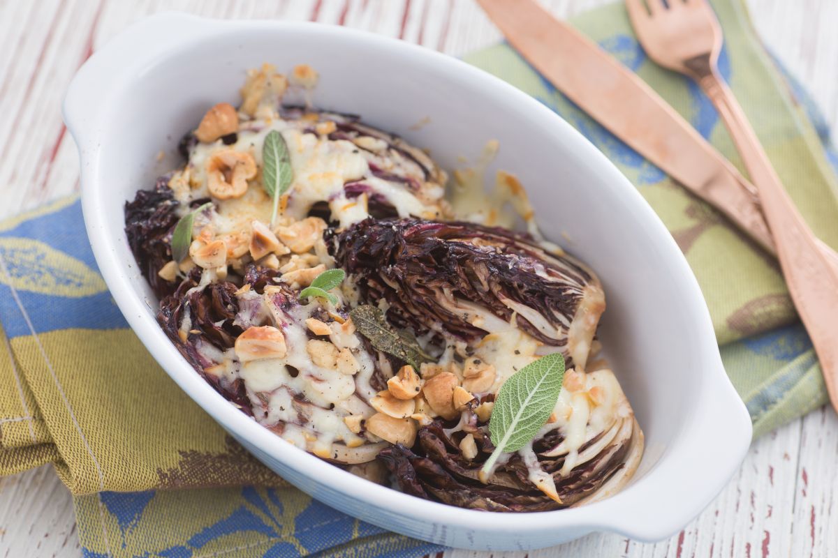 Salada gratinada de radicchio, avelãs e queijo scamorza
