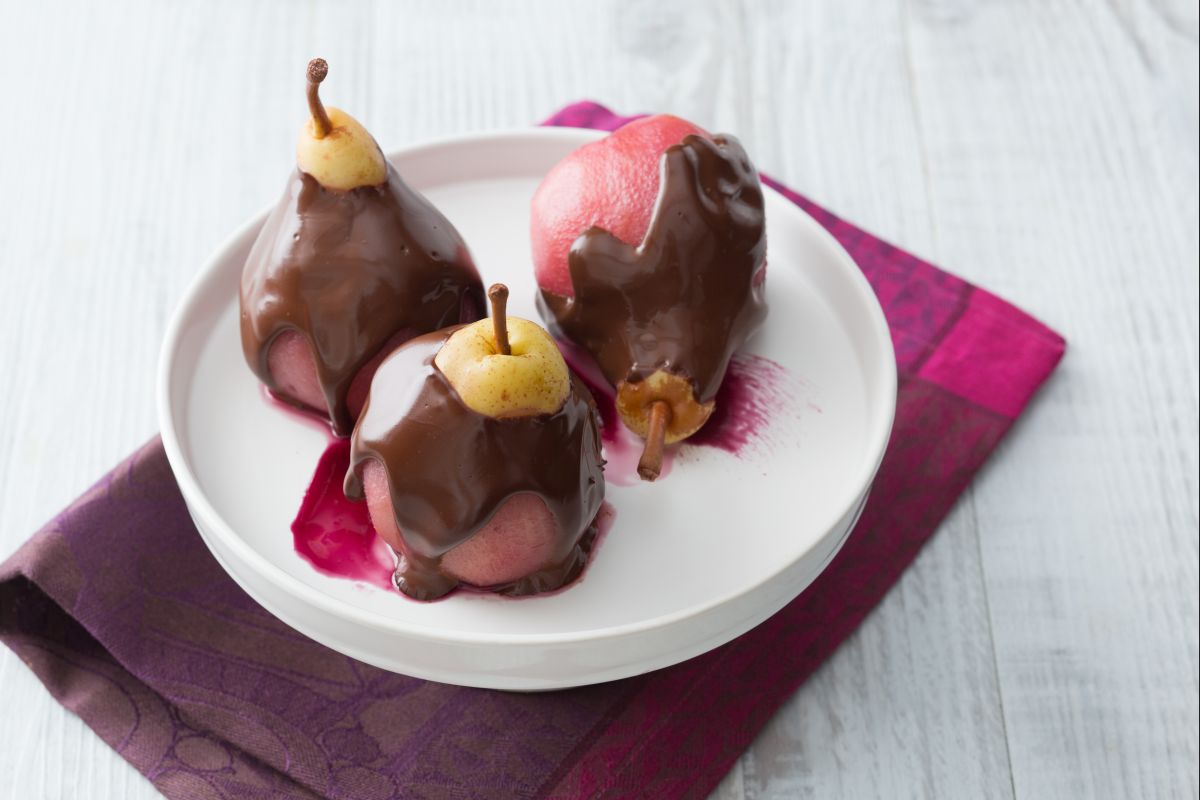 Peras ao vinho e chocolate