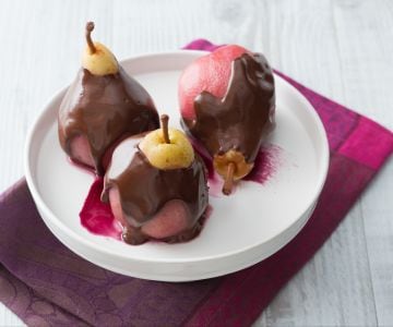 Peras ao vinho e chocolate