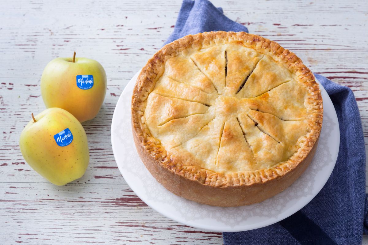 Torta coberta com maçã, frutas secas e pão