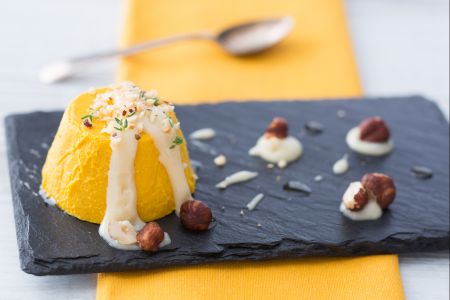 Mini bavaroise de abóbora com molho de parmesão