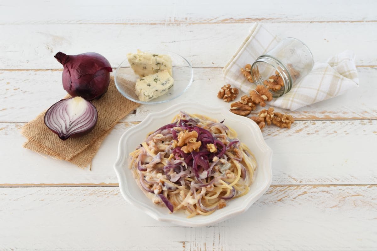 Spaghetti com cebolas roxas, nozes e gorgonzola