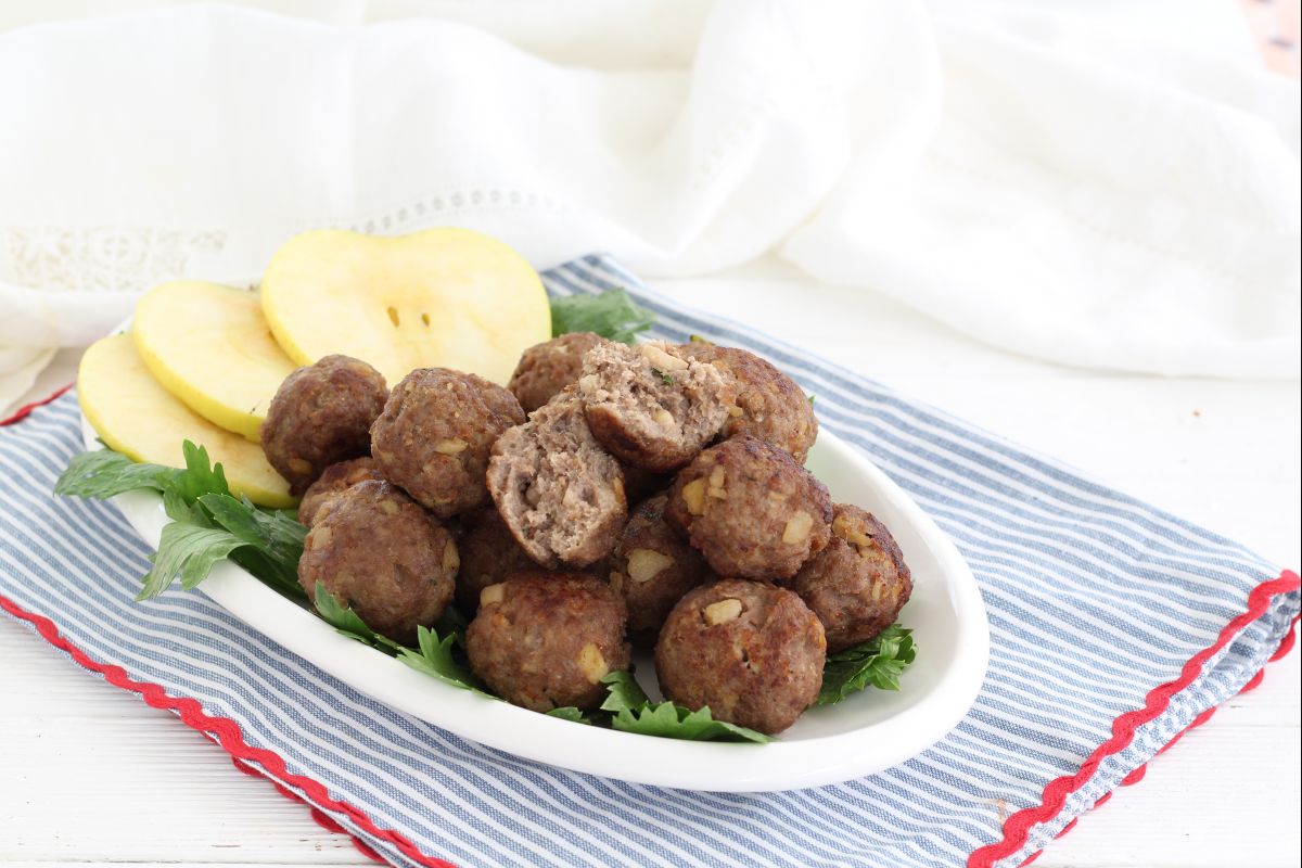 Almôndegas de carne e maçãs