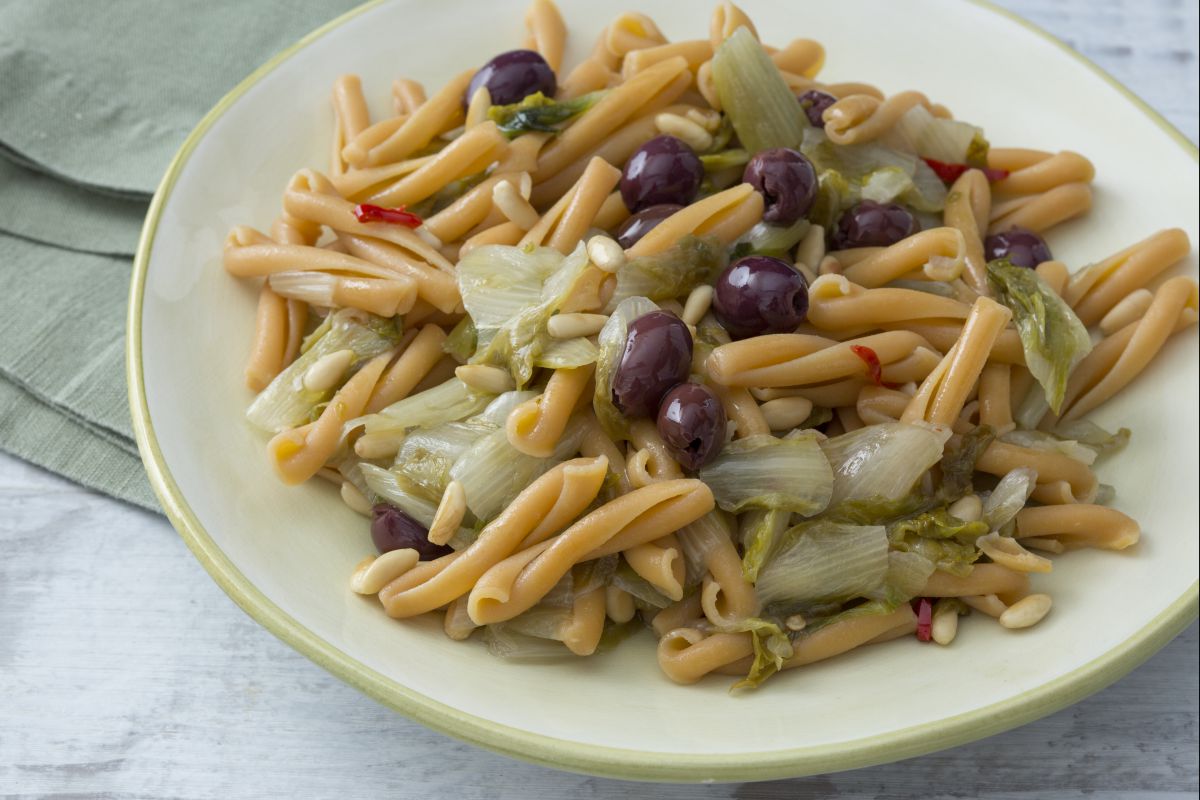 Massa de leguminosas com escarola e azeitonas