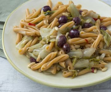 Massa de leguminosas com escarola e azeitonas