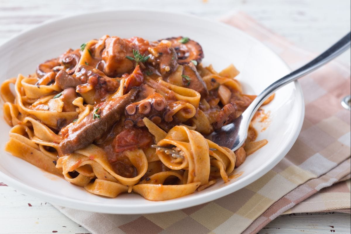 Fettuccine ao molho de polvo e porcini