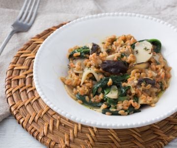 Grãos de farinha de leguminosas com cogumelos e espinafre