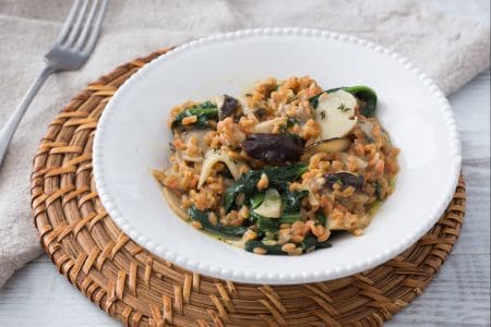 Grãos de farinha de leguminosas com cogumelos e espinafre