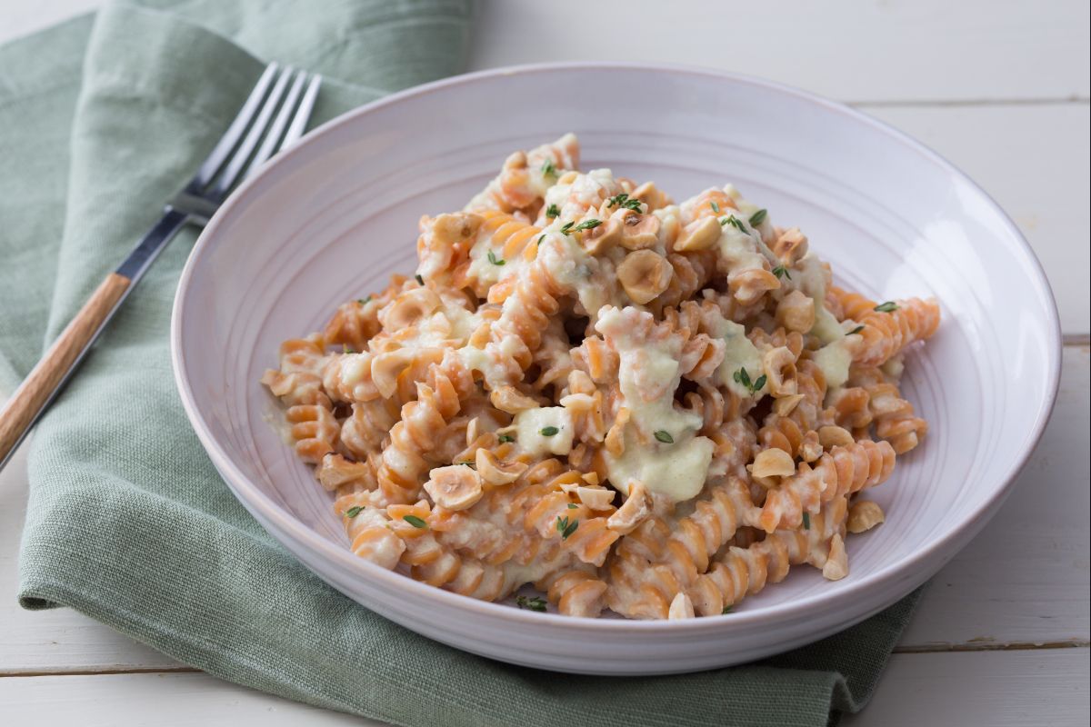 Massa de leguminosas com pesto de repolho e avelãs