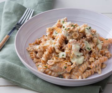 Massa de leguminosas com pesto de repolho e avelãs