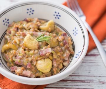 Grãos de farinha de leguminosas com castanhas e speck